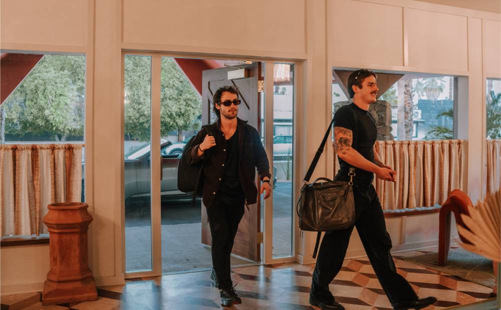 30_Guest Arrival_Royal Sun Palm Springs_credit-Samuel Di Leo