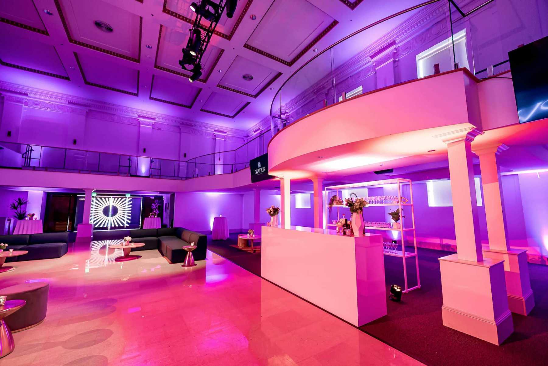 Ovation Square LOUNGE3