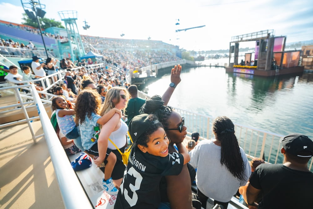 SeaWorld 25_SWC_YingYang_Crowd-Shot_Mom&Son